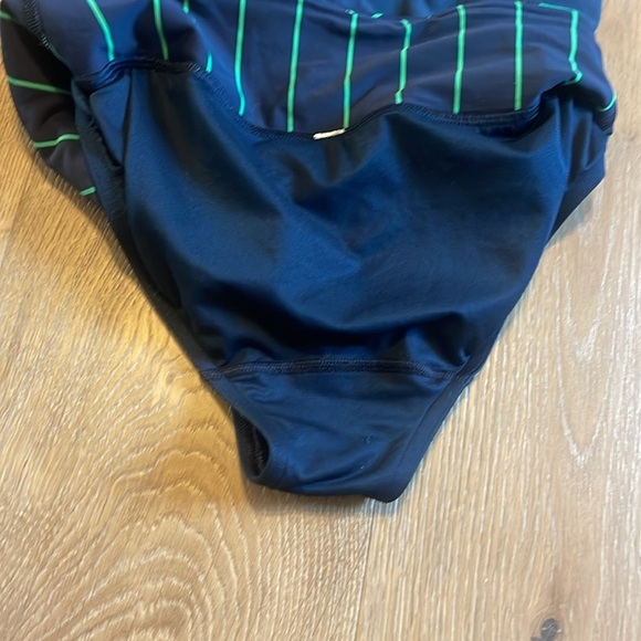 Lululemon navy workout athletic shorts size 4 running - Picture 8 of 8